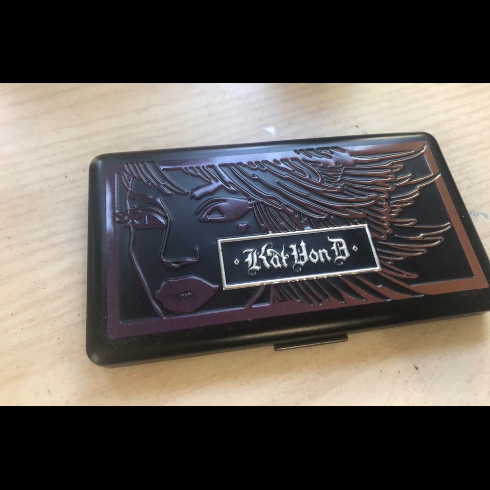 KVD NWOT ladybird true romance palette 🖤🧡🤍💜